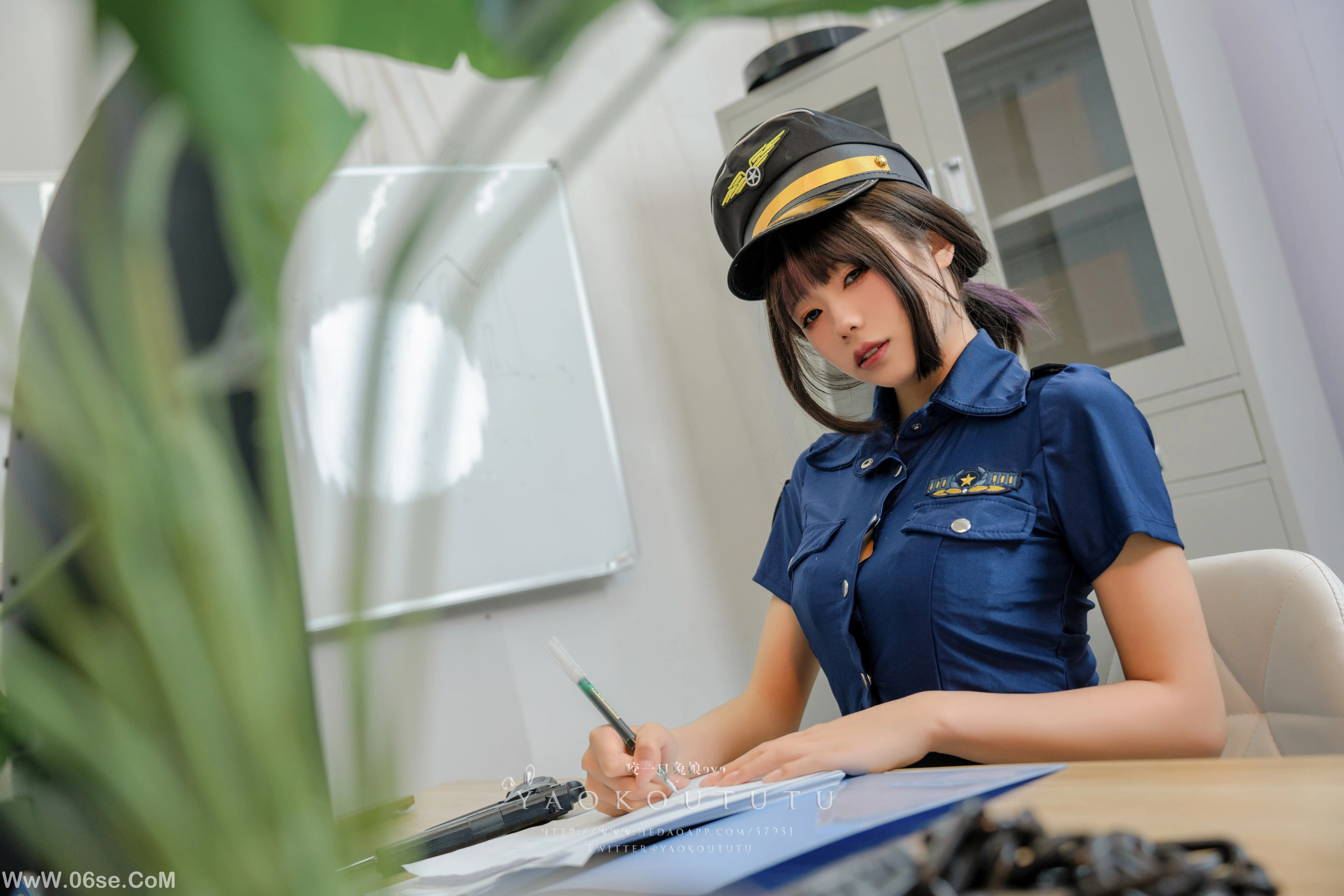 图片[2]-咬一口兔娘 乌龙女警-六色网
