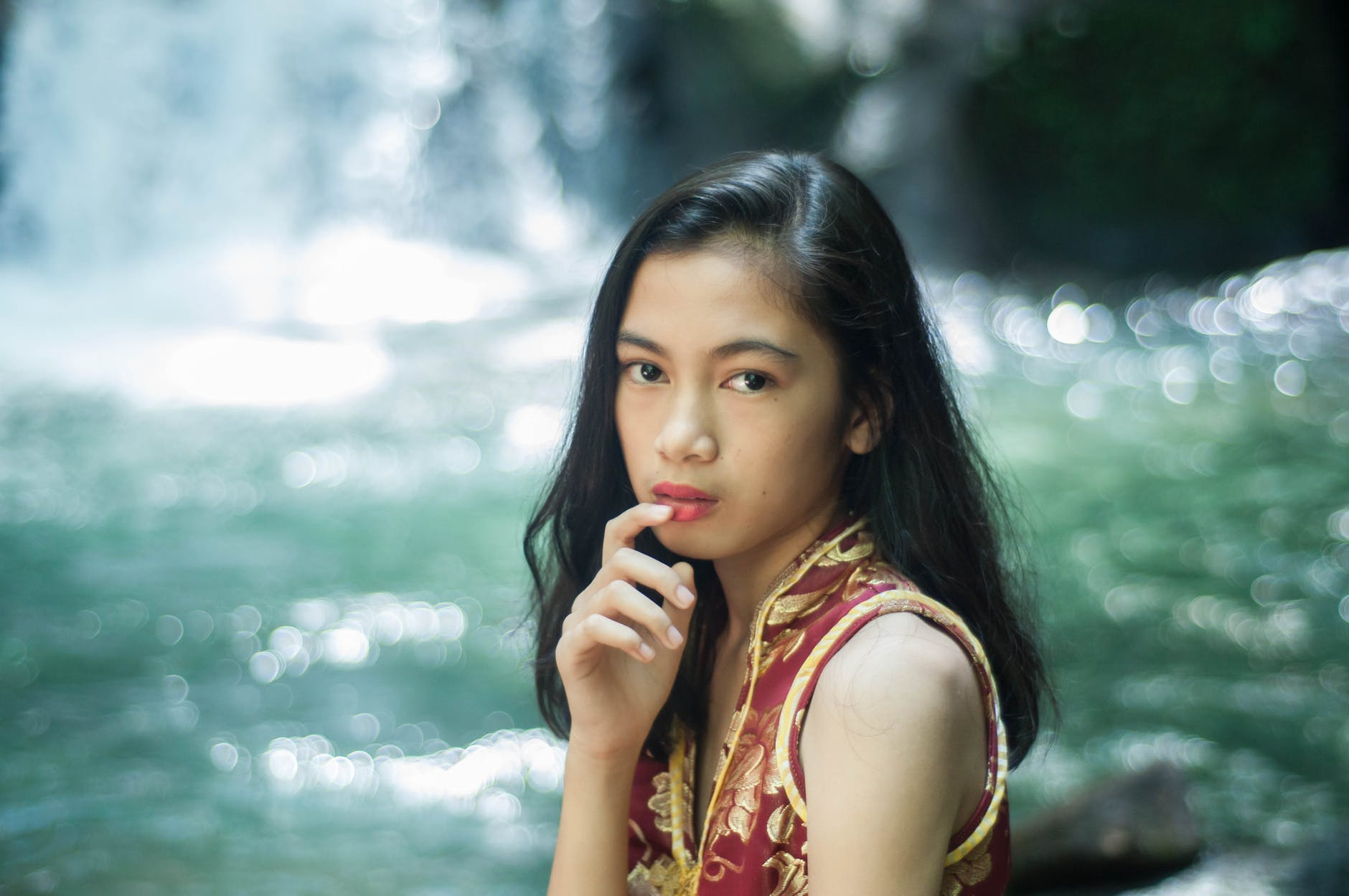 吴婕也放弃了改变她的念头,尤其是婚前的傻念头.