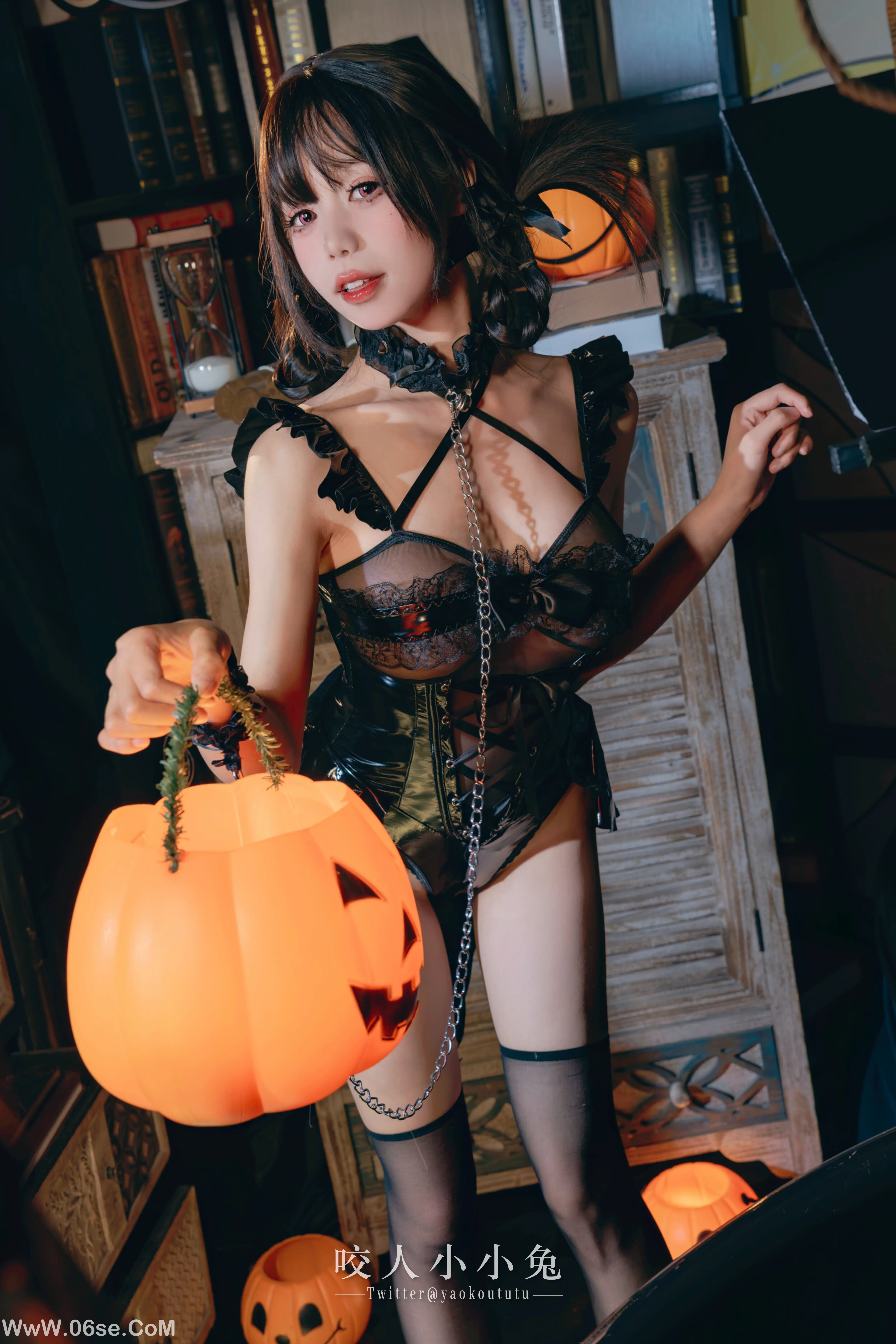 图片[10]-咬一口兔娘 兔兔班车-万圣小恶魔-六色网