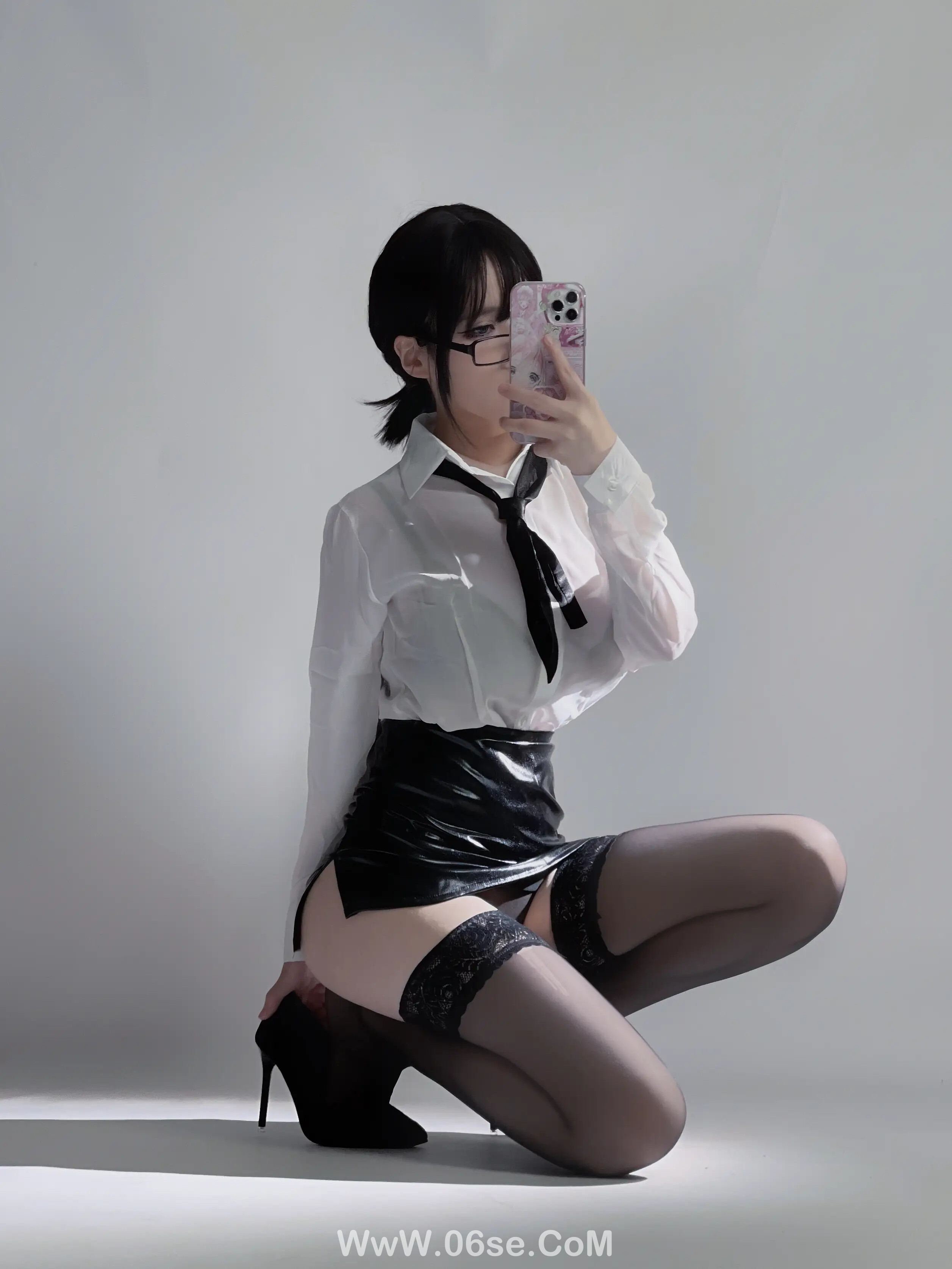 幼愛youmeko 黑丝眼镜ol-六色网
