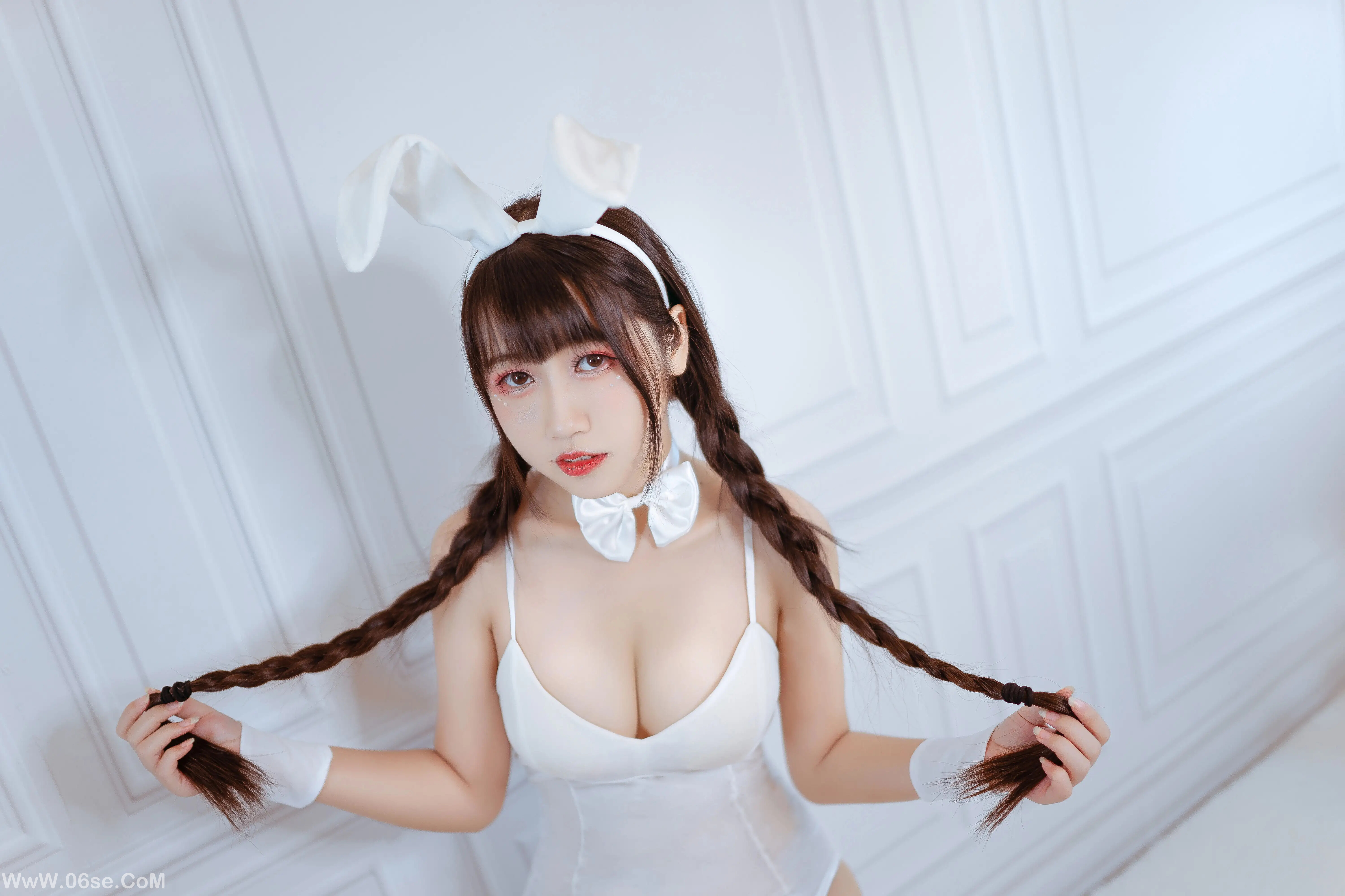 图片[2]-不呆猫 – 白色兔女郎-六色网