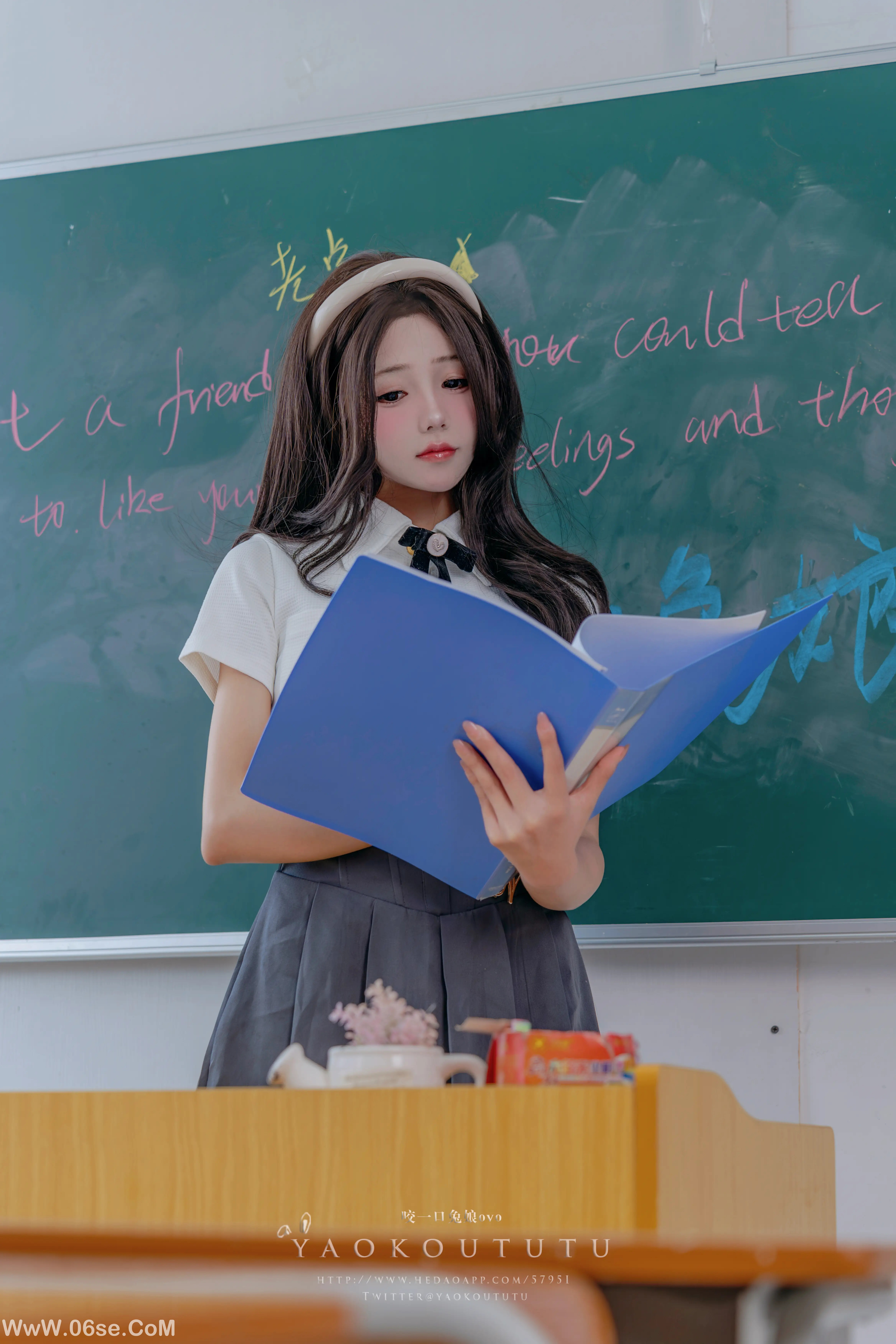 咬一口兔娘_十月订阅『实习老师的欢迎仪式』-六色网