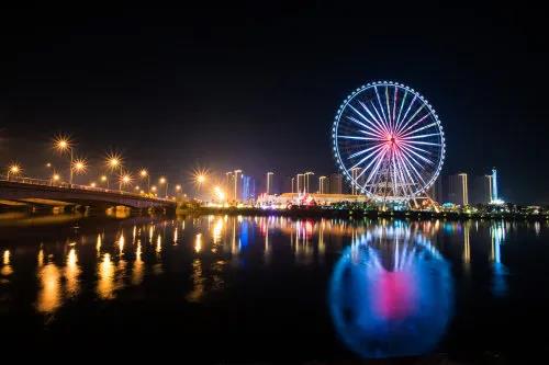 【嗨,杭州湾之眼】39.9元抢“杭州湾之眼”摩天轮门票!360°通透玻璃,尽享杭州湾大好风光,晚上来夜景超赞,快来奔赴一场春日浪漫之约!限量3000张,拼手速,售完无!(周末节假日通用)