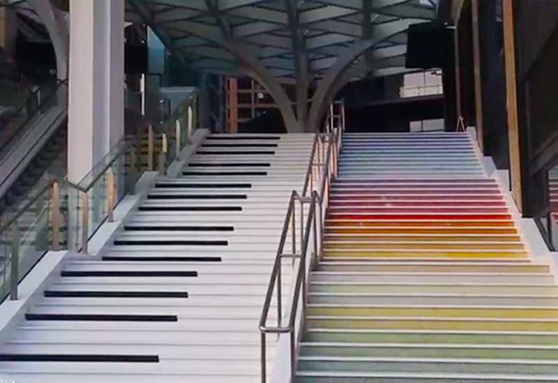 行业资料       屏幕上那些类似于黑白琴键的线条画面会根据现场观赏