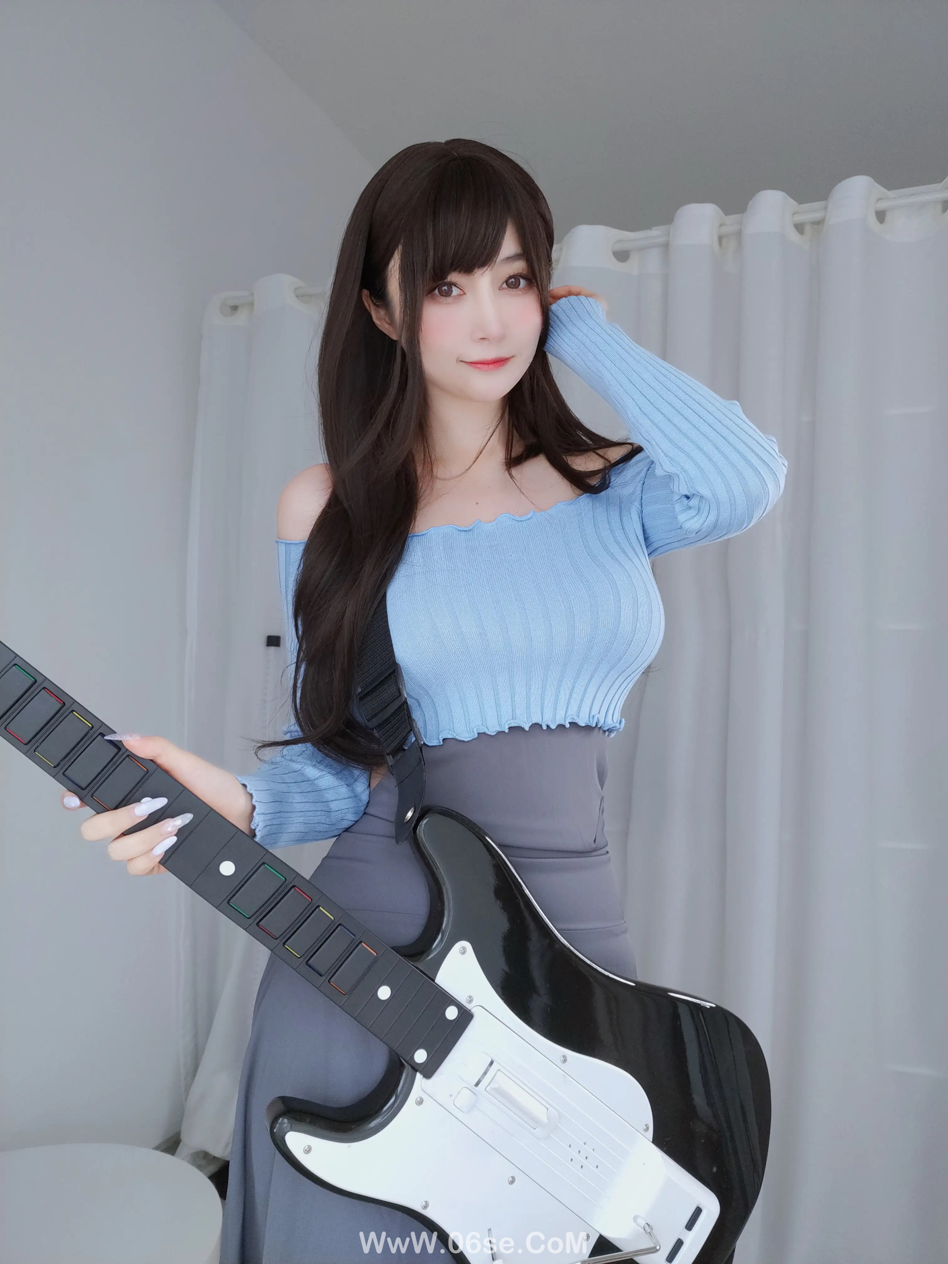 白银81 – 自拍 吉他妹妹-六色网